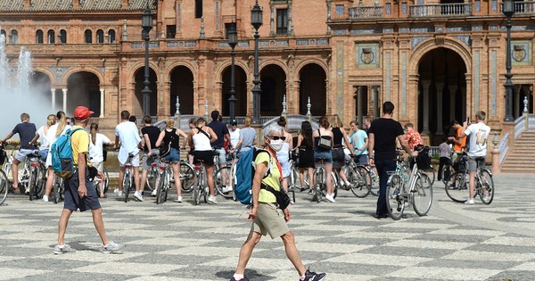 España aprueba un ingreso mínimo frente a la pobreza y las “colas del hambre”