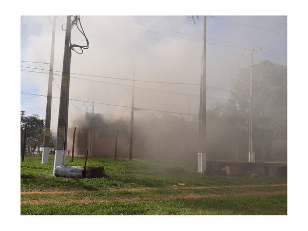 Voraz incendio consume subestática de la ANDE de Santa Rosa del Aguaray