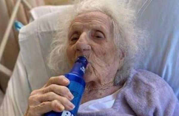 Anciana de 103 años venció al Covid-19 y lo celebró con una cerveza bien fría - SNT
