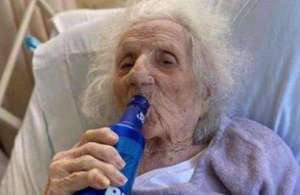 Anciana de 103 años venció al Covid-19 y lo celebró con una cerveza bien fría - C9N