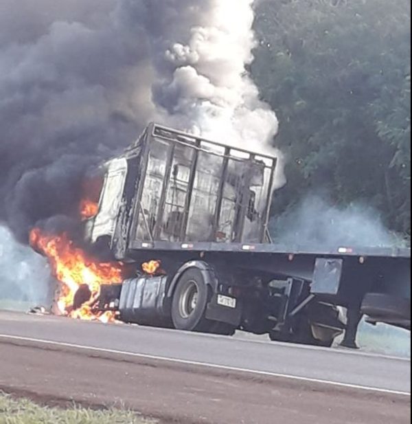 Fuego consume camión de gran porte