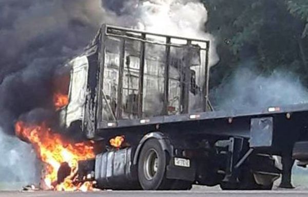 Camión de gran porte se incendia en plena ruta PY02 - ABC en el Este - ABC Color