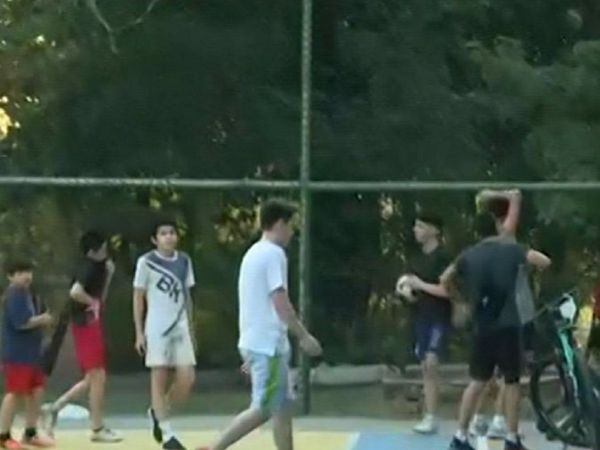 Violan cuarentena jugando fútbol y básquet en parque Carlos A. López