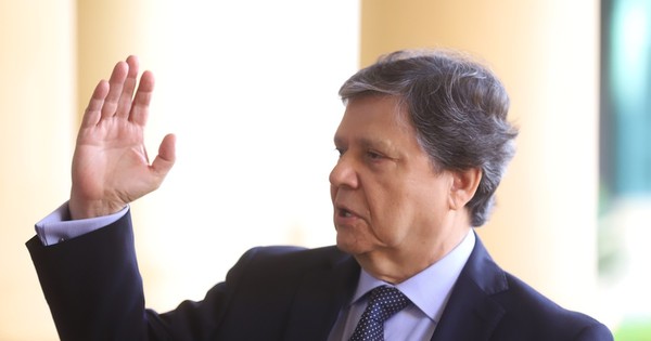 “Mazzoleni debe luchar contra el virus, no puede actuar de policía y bombero”