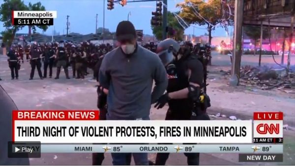 El momento en que arrestan en vivo a un reportero de CNN que cubría las protestas en Minneapolis