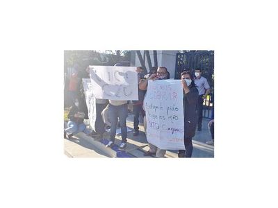 Docentes no cobran desde hace un año