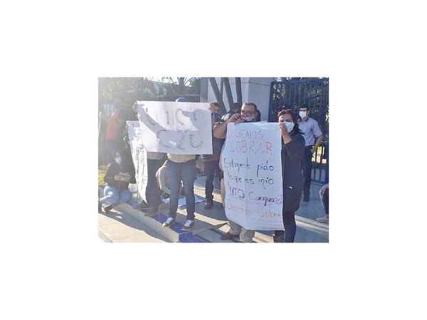 Docentes no cobran desde hace un año