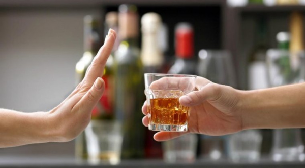 Consumo de alcohol debilita el sistema inmunológico y no previene el COVID-19, alerta la OMS