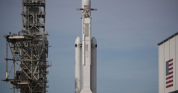 SpaceX: Hoy lanzaría su primer cohete tripulado
