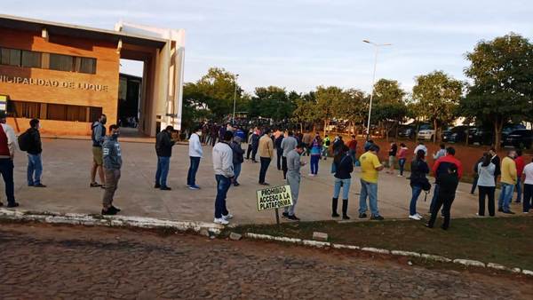 Contribuyentes se aglomeran en la Municipalidad de Luque • Luque Noticias