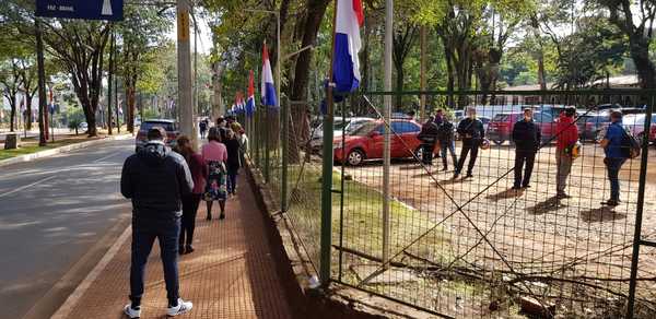 Aglomeración y TRATO HUMILLANTE a contribuyentes en comuna de CDE