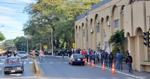 Largas filas para renovar registros un día antes del vencimiento