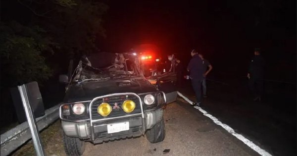 Hombre queda atrapado en su vehículo tras aparatoso accidente | Noticias Paraguay