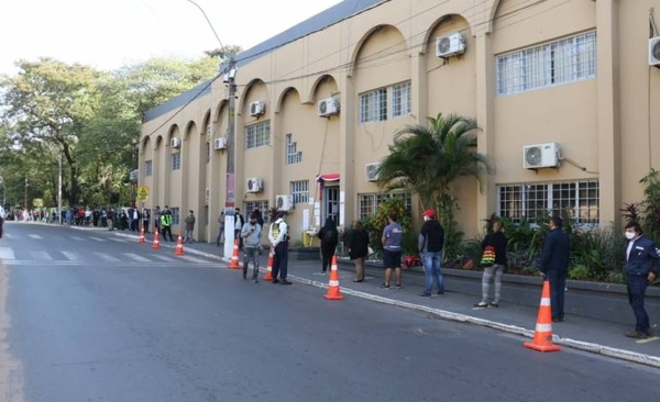 HOY / Fila de hasta 300 metros para pago de licencia frente a la Municipalidad de Lambaré