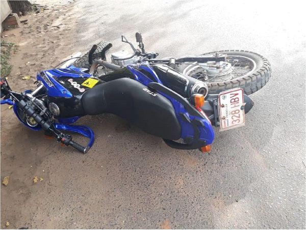 Motociclista quedó atrapado debajo de un ómnibus