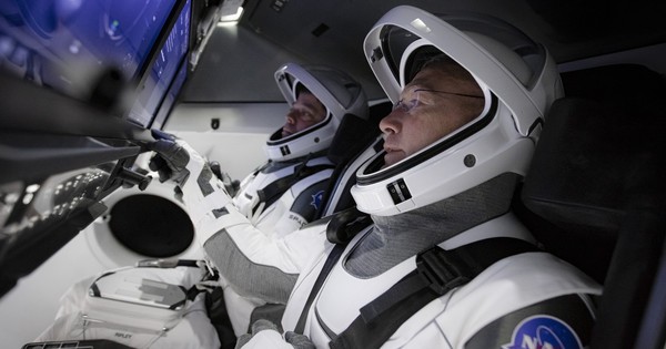 Histórico despegue del SpaceX pone a dos astronautas rumbo al espacio