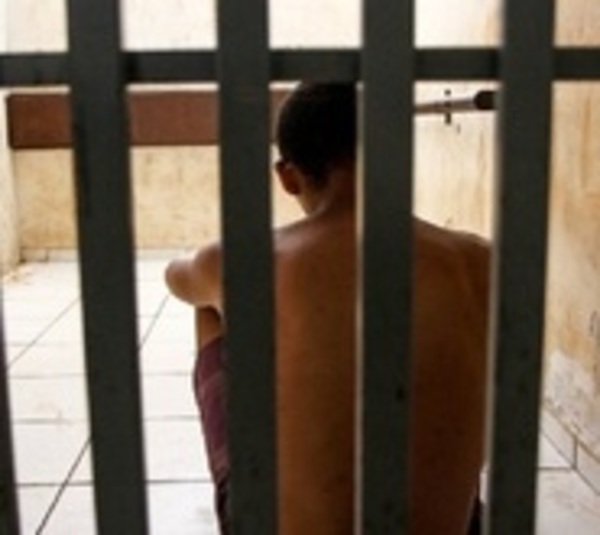 Seis años de cárcel para adolescente que mató a su padrastro - Paraguay.com