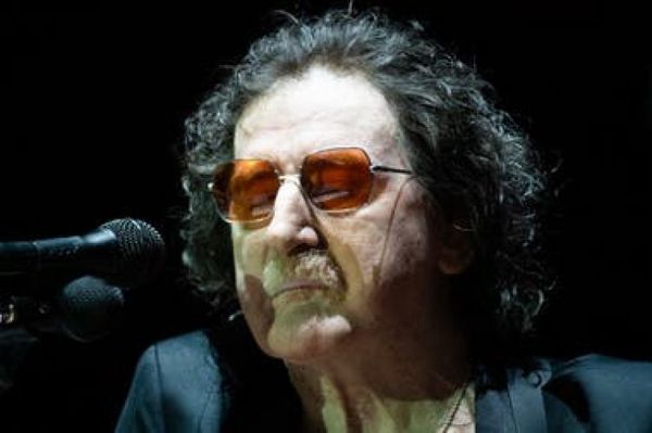 Charly García dio negativo al COVID pero continúa internado