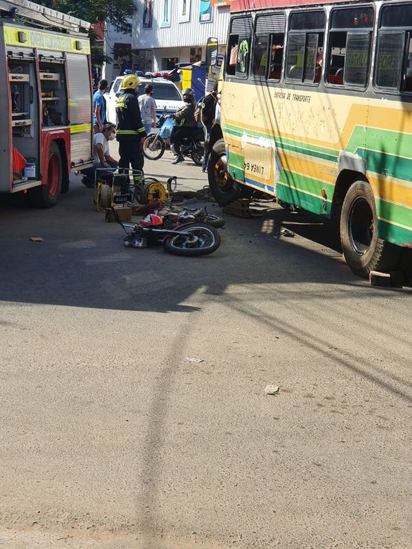 Motociclista se salvó luego de ser arrollado - Nacionales - ABC Color