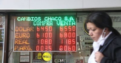 Agentes económicos prefieren aún al dólar ante el contexto regional