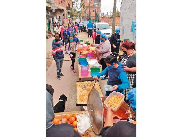 Paraguayos hacen olla popular en Argentina