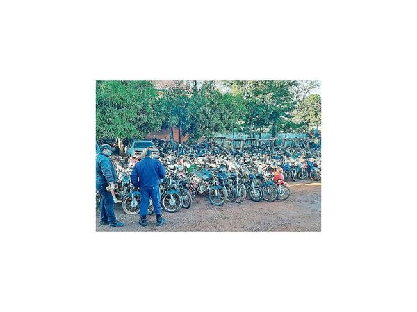 Policía entrega motos en desuso para venta de chatarras