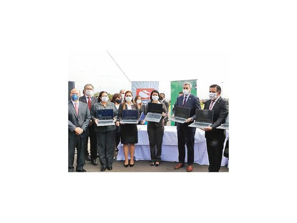 Tigo y Conatel entregan 2.500 notebooks a escuelas indígenas