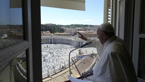 Fieles vuelven a la plaza de san Pedro para el Regina Coeli del Papa » Ñanduti