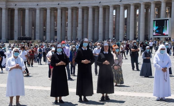 HOY / Los fieles vuelven a la plaza de san Pedro