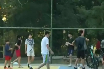 Jóvenes violan cuarentena jugando fútbol y básquet en parque Carlos A. López