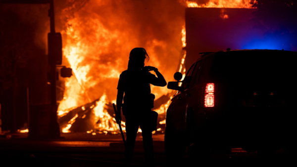 EE.UU. arde en una noche de protestas