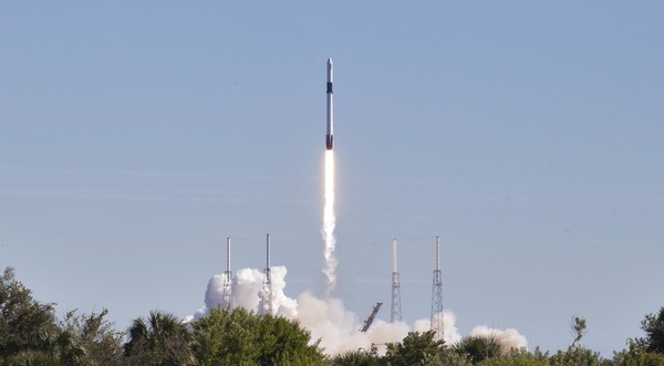 Imágenes del histórico lanzamiento de una nave espacial entre SpaceX y la NASA