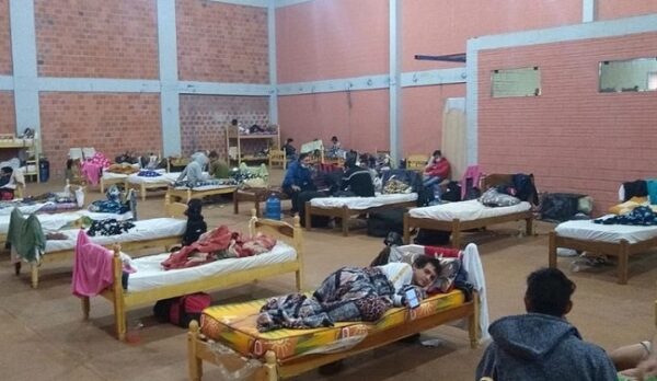 Tras resultados negativos, 54 paraguayos abandonan albergue