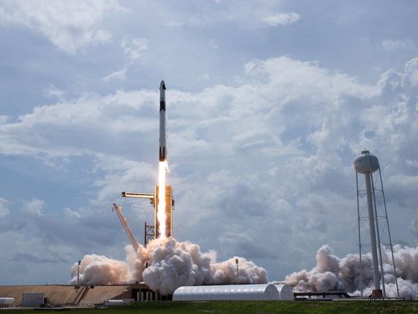 La cápsula de SpaceX llega a la Estación Espacial tras 19 horas de vuelo