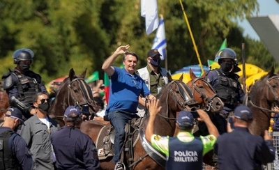 HOY / Bolsonaro se pasea a caballo entre miles de personas e ignora al COVID-19