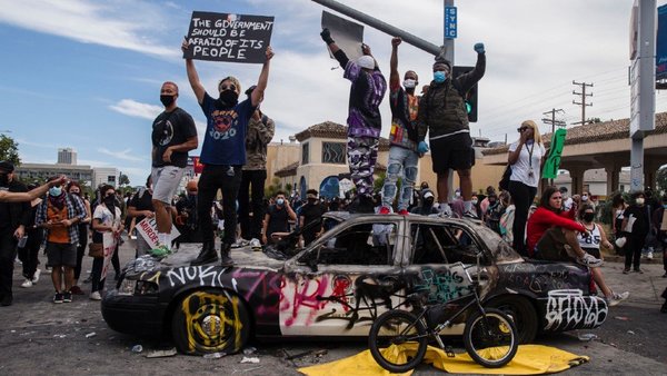EE.UU.: se extienden las protestas por el asesinato de Floyd y varias ciudades imponen el toque de queda