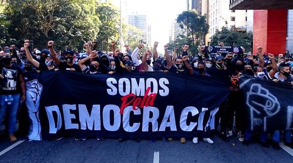 Brasil: Barras bravas se movilizaron contra Bolsonaro y se enfrentaron con la Policía - Mundo - ABC Color