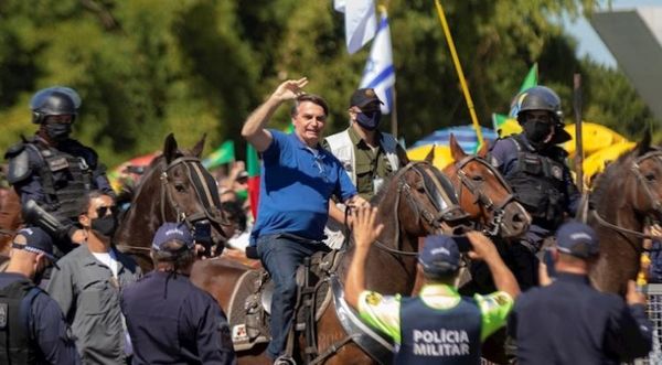 Bolsonaro se pasea a caballo entre miles de personas e ignora al COVID-19