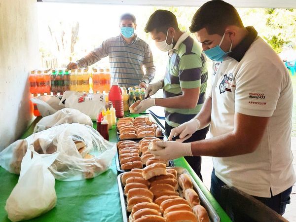 Joven ahorró su sueldo para ofrecer una merienda a familias humildes