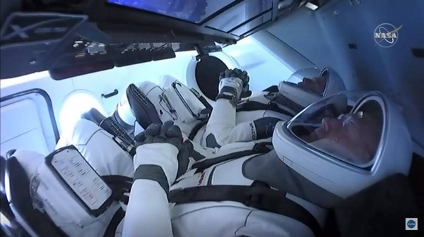 HOY / Astronautas abordan la Estación Internacional tras acople exitoso de la cápsula de SpaceX