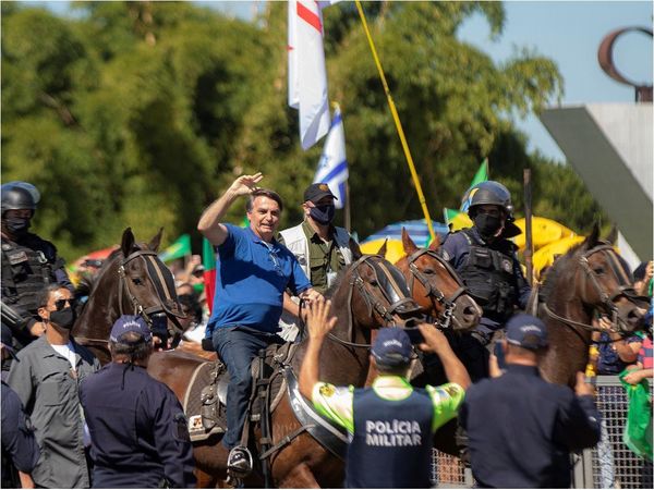Bolsonaro se pasea a caballo entre miles de personas e ignora al Covid-19