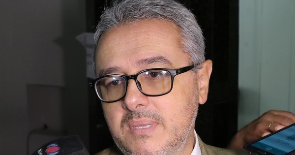 Director Anticorrupción del MEC contradice al ministro Acevedo