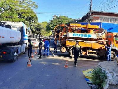 Essap retiró grasas de la red cloacal del Mercado de Luque • Luque Noticias