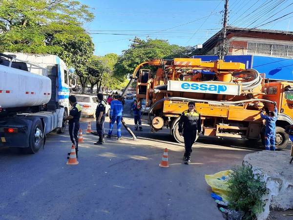Essap retiró grasas de la red cloacal del Mercado de Luque • Luque Noticias