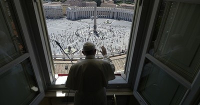 Los fieles vuelven a la Plaza deSan Pedro para escuchar al Papa
