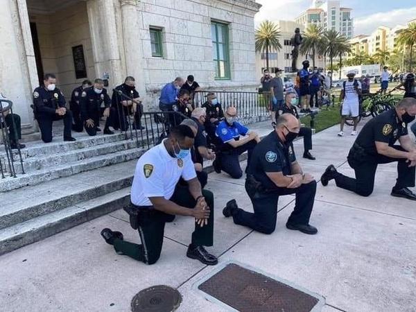 Policías de Nueva York y Nueva Jersey se arrodillan en solidaridad protesta » Ñanduti