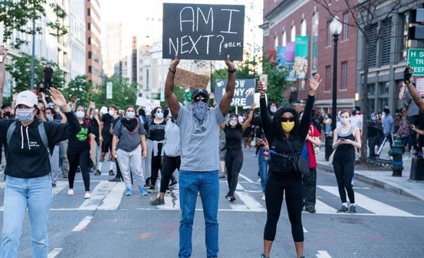 HOY / Sigue la violencia en las calles de EEUU y Trump culpa a la extrema izquierda