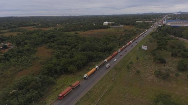 HOY / Camioneros piden subsidio para hacer cuarentena al ingresar al país
