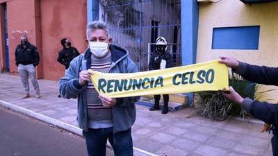 Luqueños exigen renuncia de Celso Cáceres • Luque Noticias