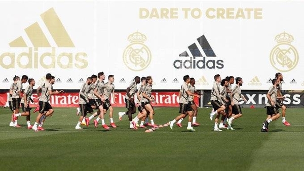 HOY / El Real Madrid vuelve a entrenar en equipo 81 días después